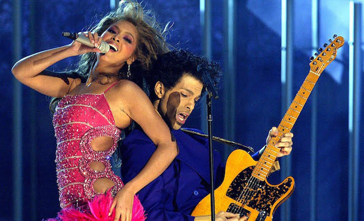 Prince actuando con Beyoncé en 2004.