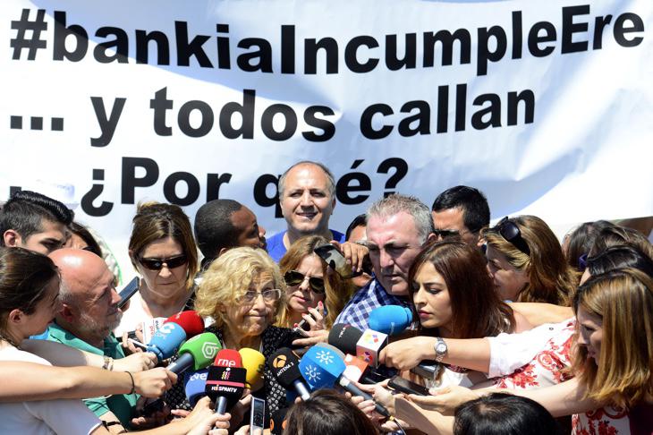 Manuela Carmena atendiendo a los medios tras reunirse con Bankia
