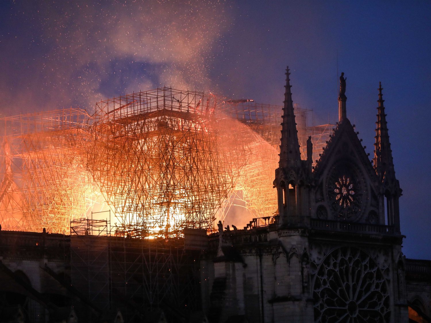 Todo lo que se ha salvado y destruido en la catedral de Notre Dame