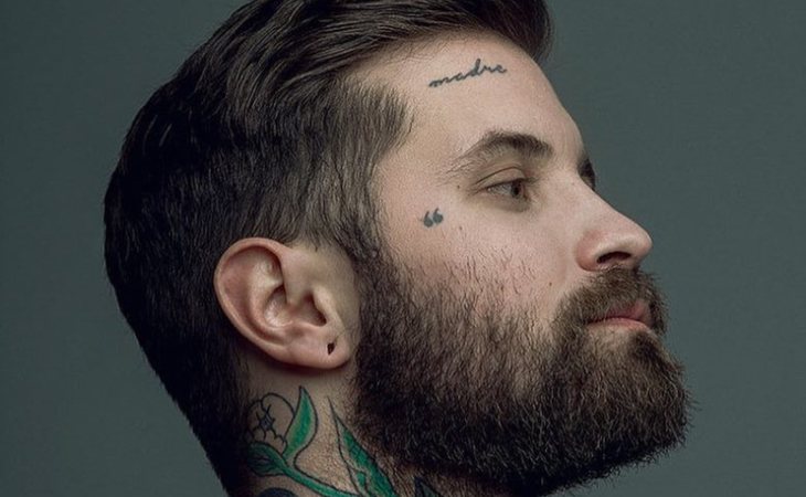 Abel Azcona lleva tatuada la palabra 'madre' en la frente