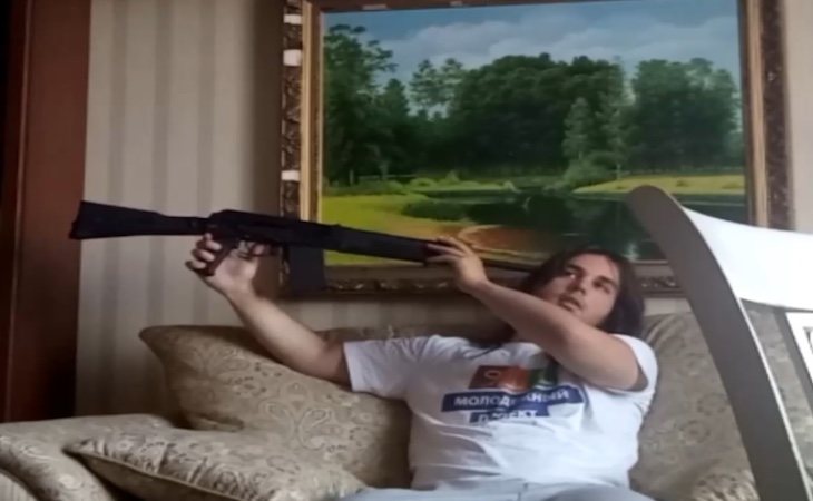 Fotograma en el que Gleb Korablev sostiene el arma antes de acabar con su vida