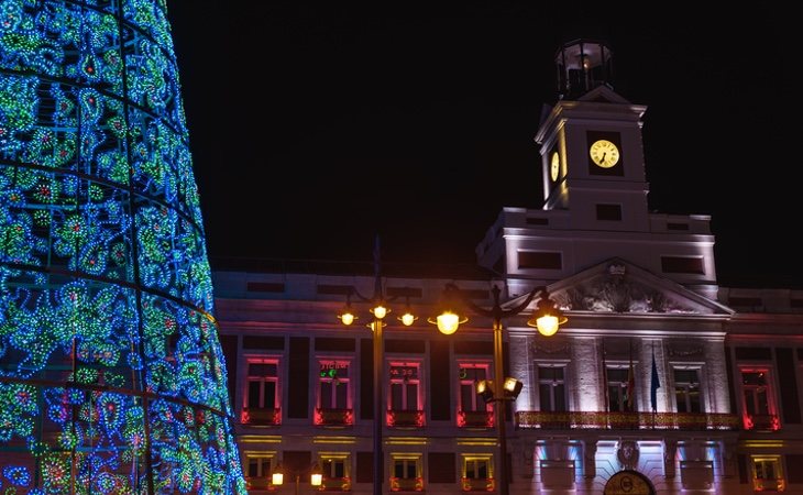 Como cada 31 de diciembre, miles de personas se congregarán frente al reloj de la Puerta del Sol de Madrid para dar la bienvenida al nuevo año