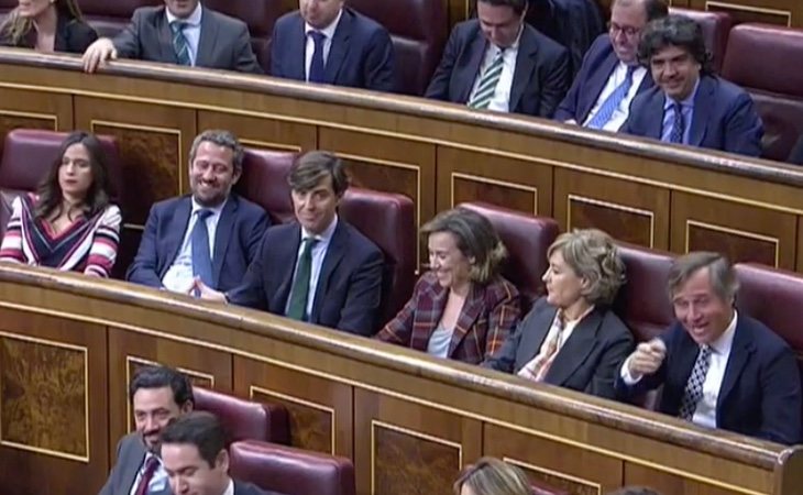 La bancada de la derecha empieza a cortar con gritos el discurso de Sánchez en el minuto 10. La presidenta del Congreso demanda silencio