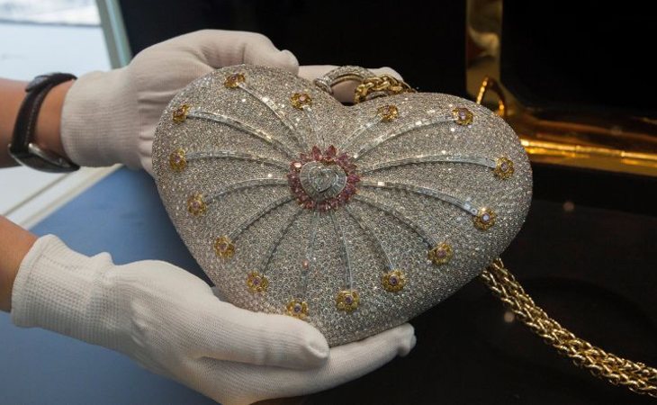 Hecha de 4,500 diamantes, ésta es la bolsa más cara del mundo