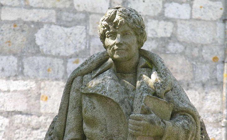 Estatua de Rosalía de Castro en la localidad gallega de Padrón