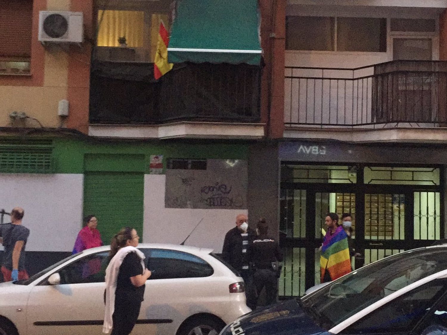 Los manifestantes de las cacerolas increpan a un joven por lucir la bandera LGTBI