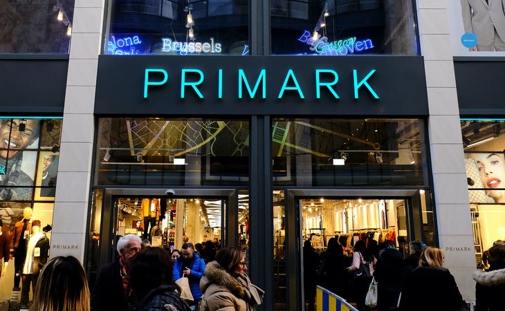 Primark abre una macrotienda en España mientras rechaza la venta online, al contrario de sus competidores