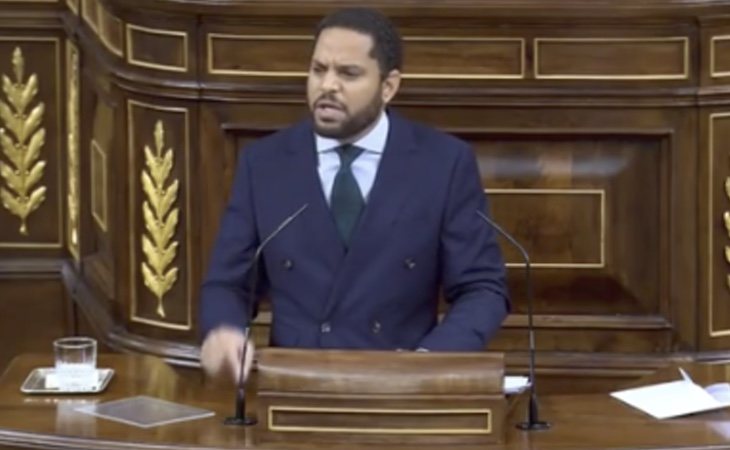 El diputado de VOX asegura que las diputadas del Gobierno 'usaron guantes morados para protegerse del coronavirus'. Es un bulo de la extrema derecha: ...