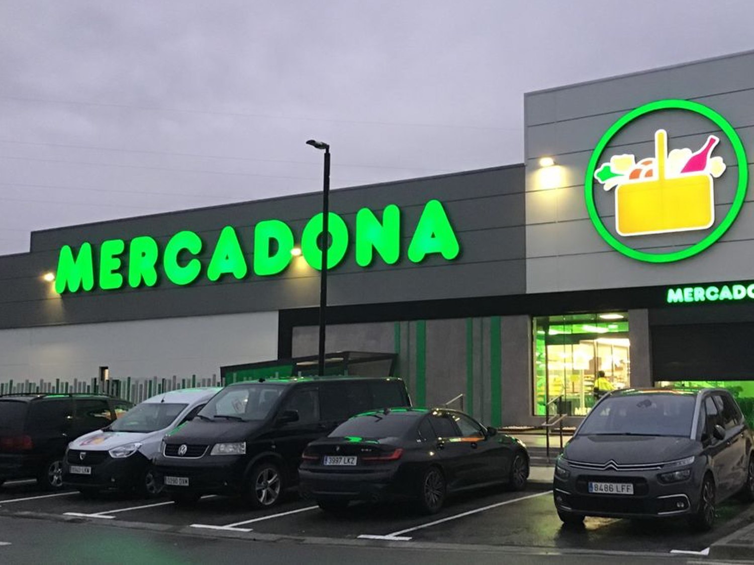 Mercadona retira de la venta todas estas galletas, snacks, pastas y bebidas de sus supermercados