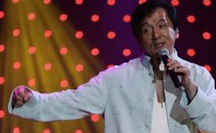 Jackie Chan cantando