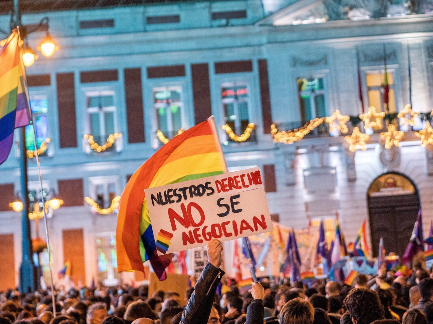 Cientos de personas se manifiestan en Madrid en contra de la derogación de las leyes LGTBI+