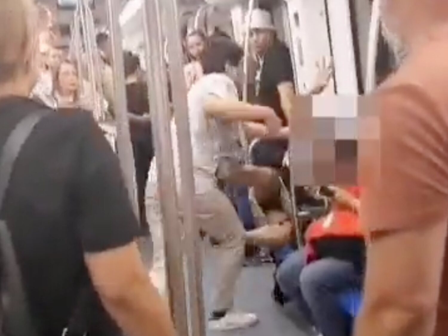 Brutal agresión tránsfoba en el Metro de Barcelona: "Te voy a matar"