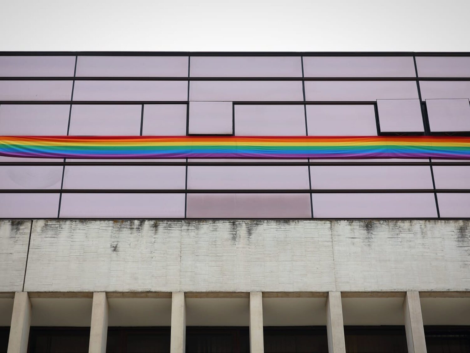 VOX amenaza con enviar a los servicios de seguridad para retirar la bandera LGTBI de la oficina del PSOE