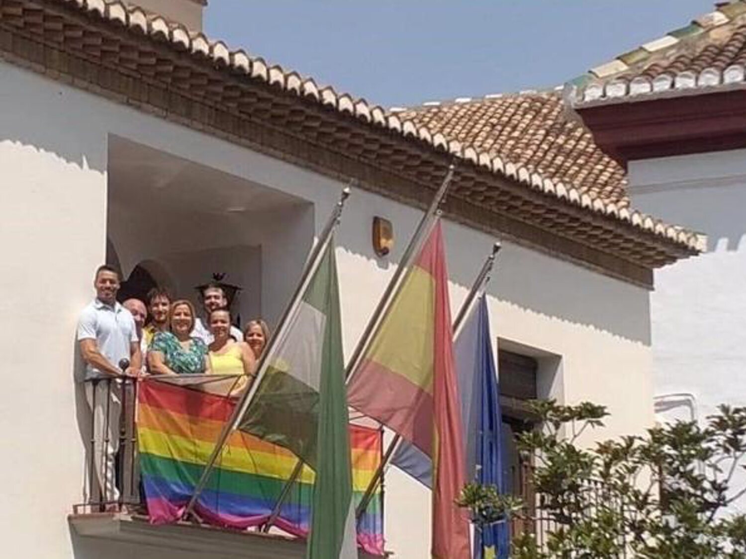 VOX denuncia ante la Guardia Civil a una alcaldesa del PSOE por colgar una bandera LGTBI