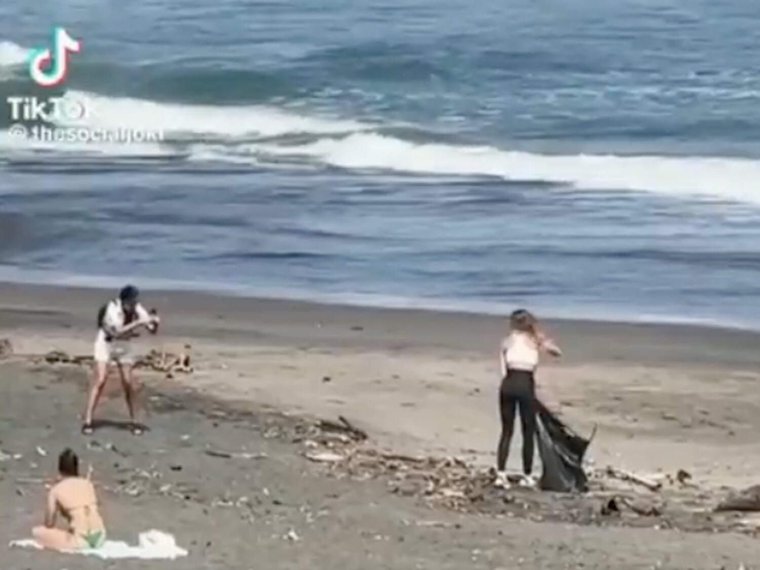 Pillan a una influencer fingiendo que limpia la playa: se hizo las fotos y dejó la basura tirada