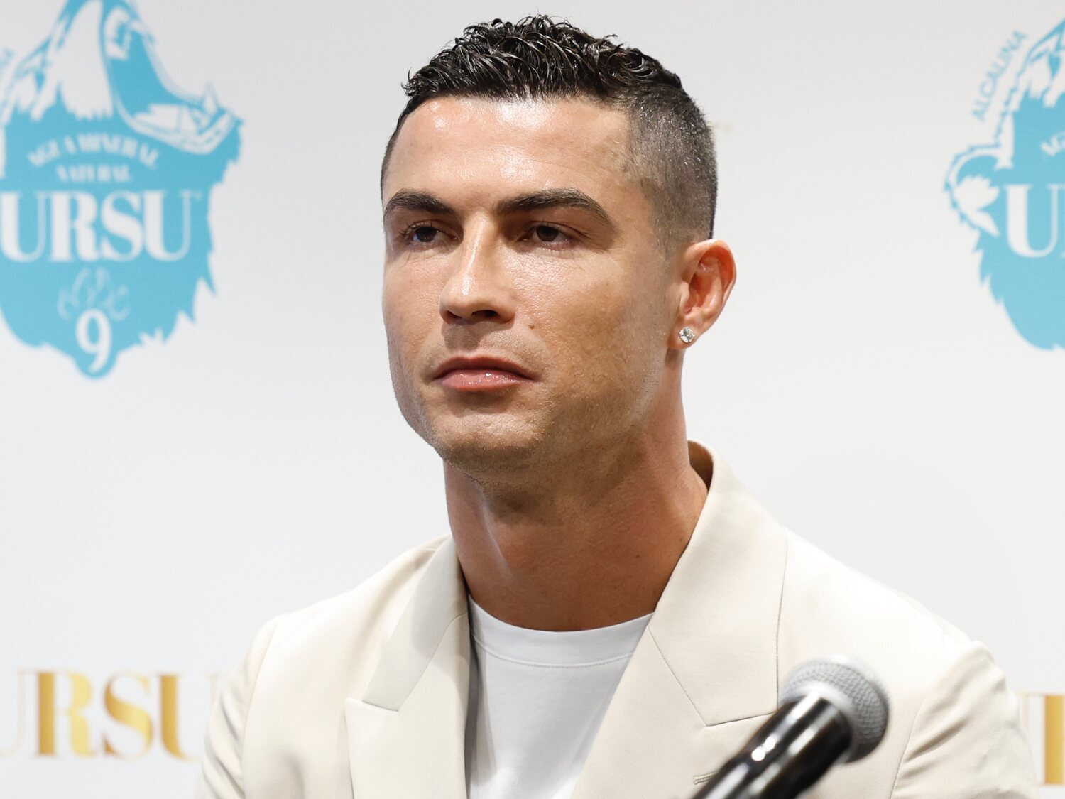 Irán condena a 99 latigazos a Cristiano Ronaldo por "adulterio" al abrazar y besar a una mujer