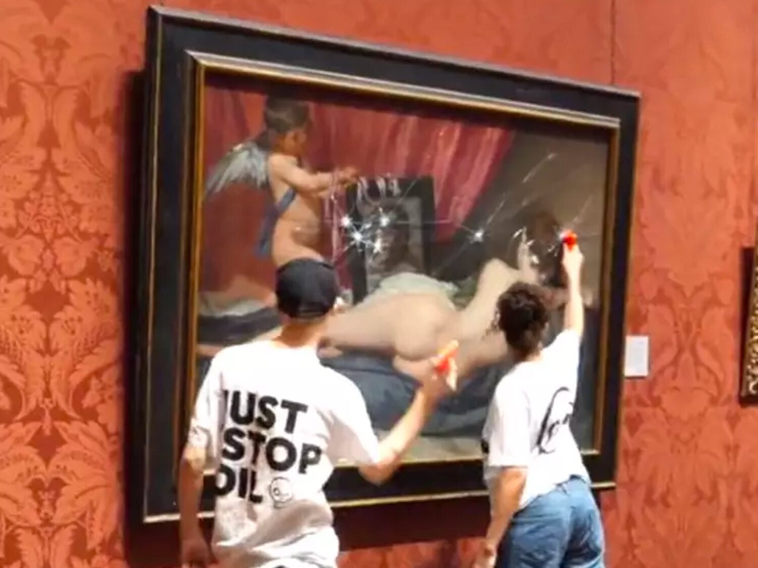 Activistas climáticos atacan a martillazos 'La Venus del espejo', de Velázquez, en Londres