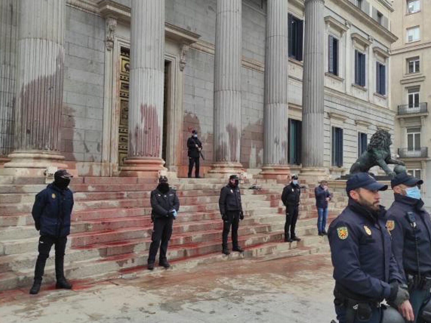 La Fiscalía pide 21 meses de cárcel para los activistas climáticos que tiraron agua teñida al Congreso