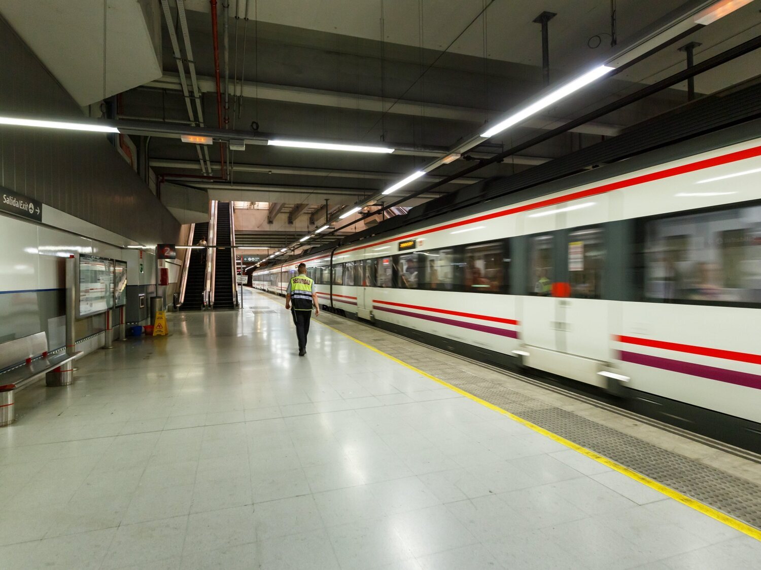 Cortes en Cercanías: Cerrado el túnel de Recoletos este lunes tras el descarrilamiento de un tren