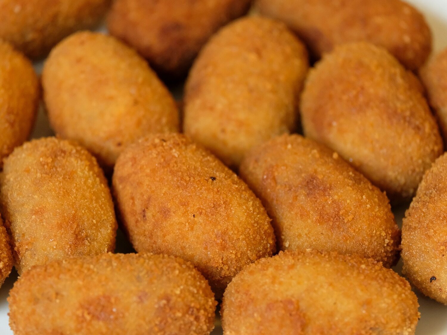 Croquetas de paella y chorizo en supermercados de Reino Unido: la polémica que llega a las embajadas