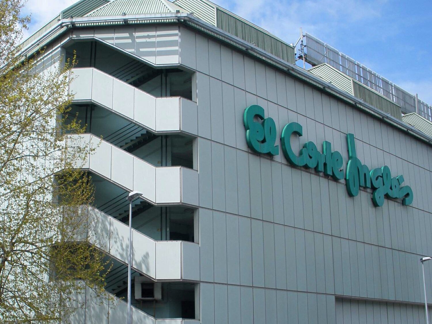 El Corte Inglés vende a Carrefour estos cuatro centros y serán reconvertidos con la nueva enseña