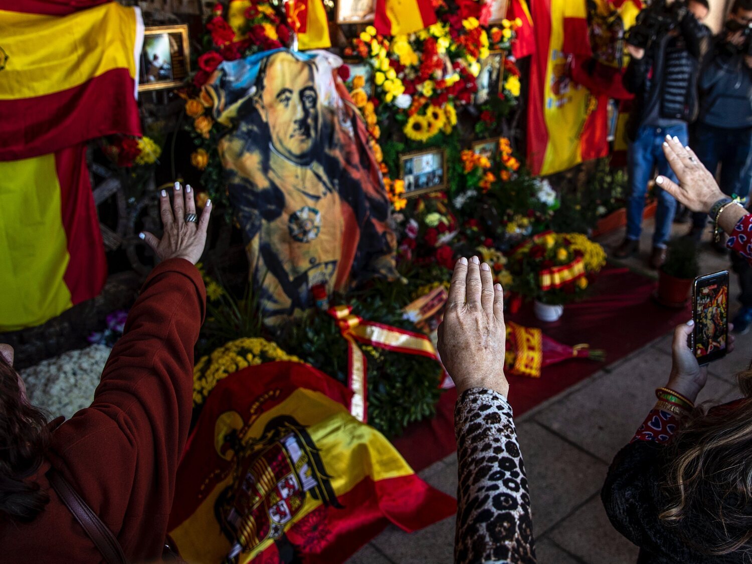 El Gobierno anuncia el fin de la Fundación Francisco Franco: "No ilegalizamos, la extinguimos"