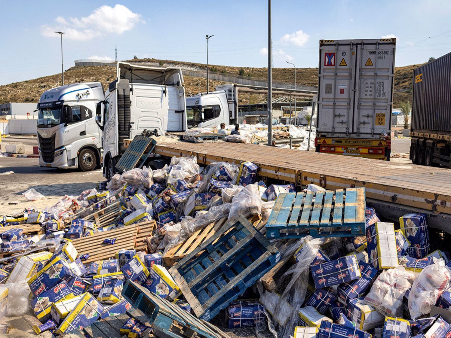 Israelíes intentan bloquear un camión de ayuda jordano hacia Gaza: el conductor frustra sus intentos