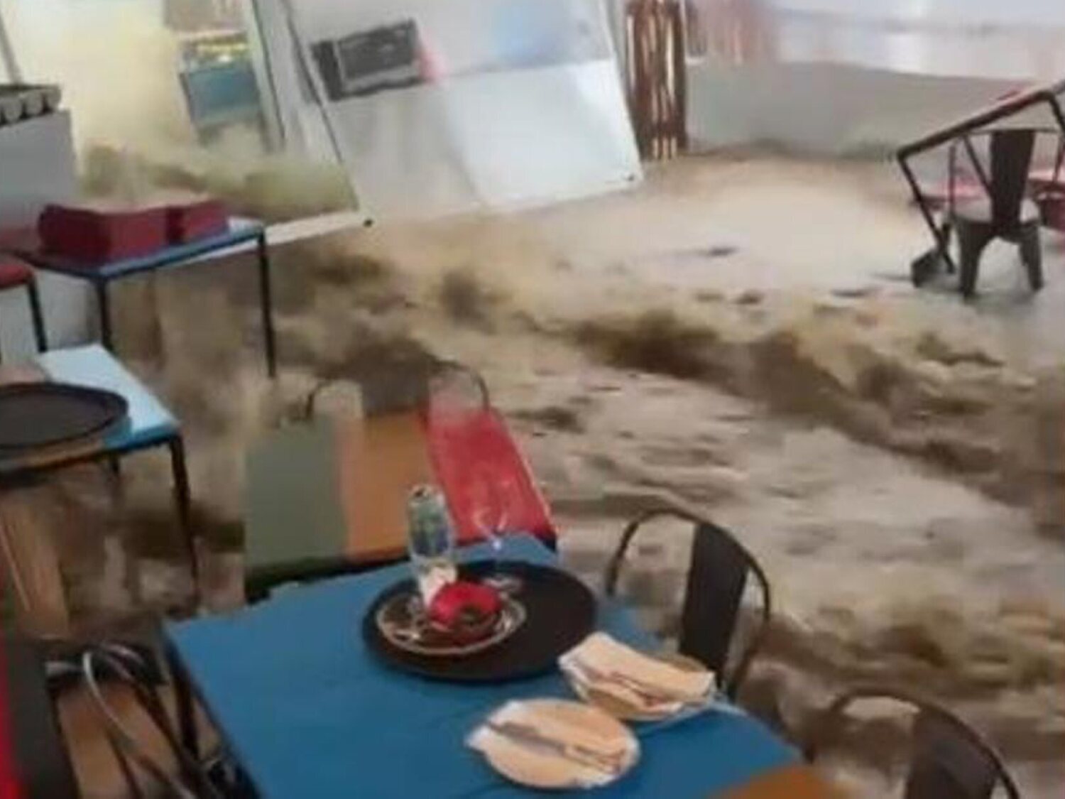 Un torrente arrasa la terraza de un restaurante de playa en Begur: "No habíamos visto algo así"