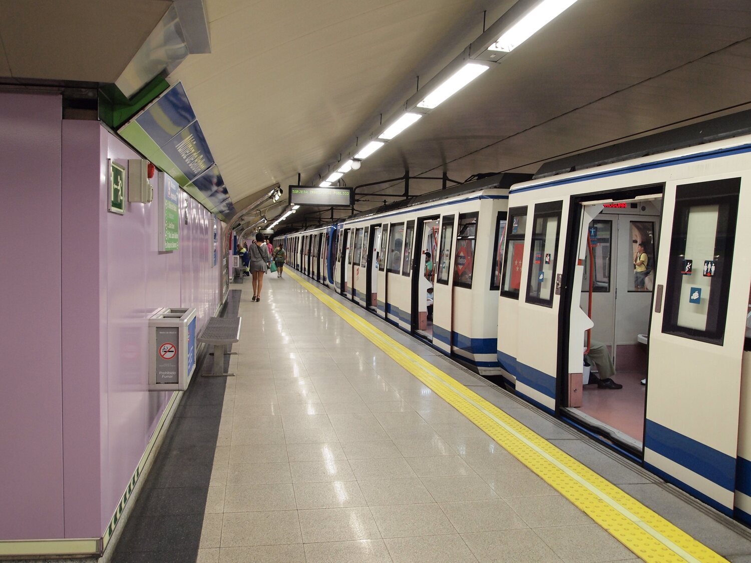 Muere arrollado un hombre ebrio en el Metro de Madrid tras tropezarse y caer en las vías