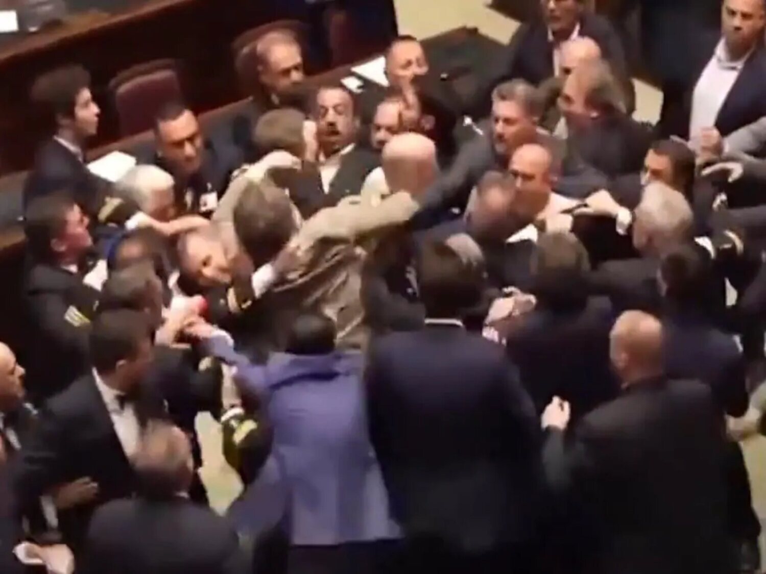 Tumulto en el Parlamento italiano: un diputado de la Liga golpea en la cabeza a otro del M5S