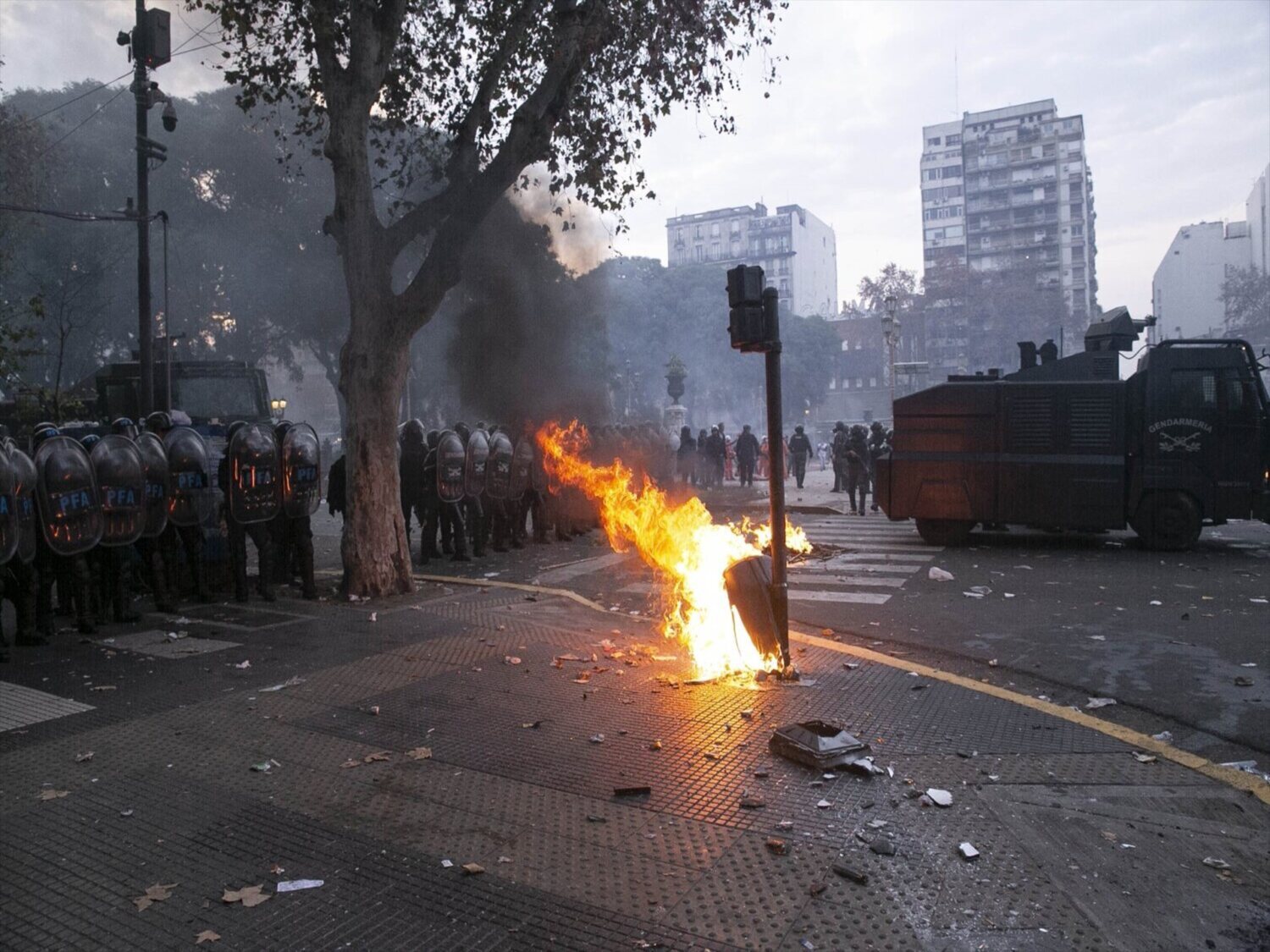 Una manifestante conmueve a un antidisturbios en las protestas antirrecortes de Milei: "Vení a este lado"