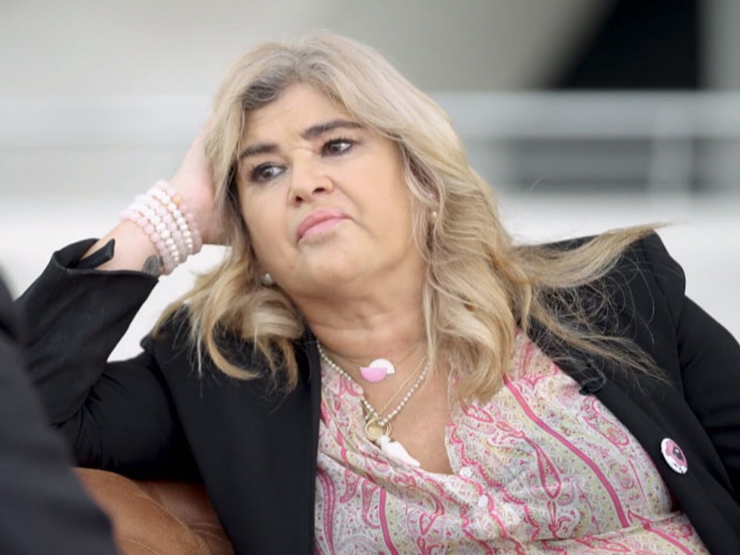 Lucía Extebarria denuncia convivir con una "presencia" y pide colaborar en 'Cuarto Milenio'