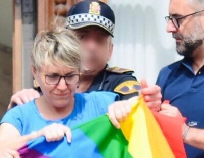 Compromís intenta colgar una bandera LGTBI en Valencia y la Policía se la arrebata a la fuerza