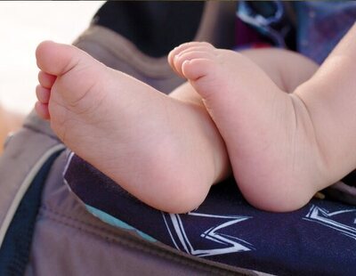 Encuentran a un bebé recién nacido dentro de una bolsa en un portal en Madrid