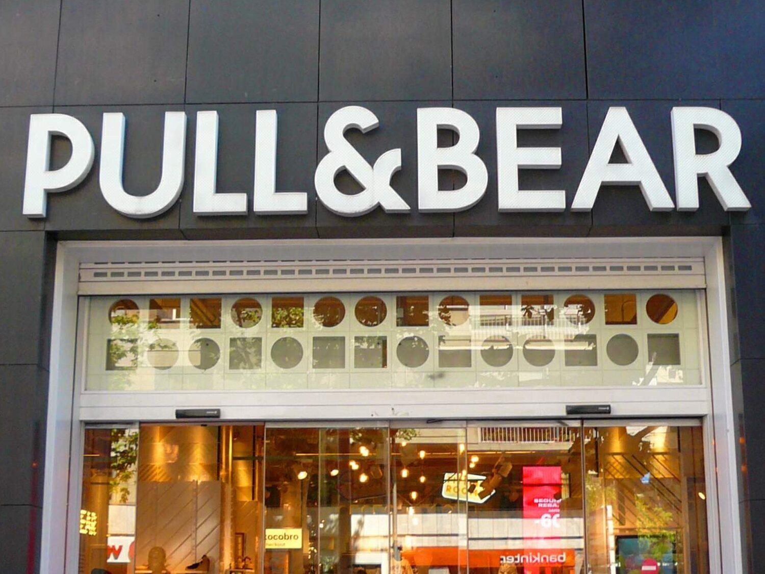 Inditex cierra su mayor tienda de Pull & Bear en Madrid: seis plantas que reabre la competencia