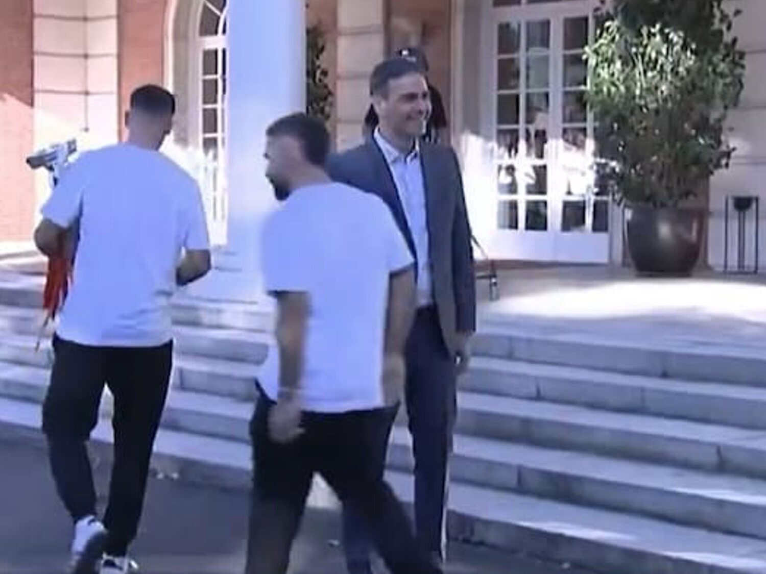 El tenso saludo de Carvajal a Pedro Sánchez en el recibimiento de la Moncloa