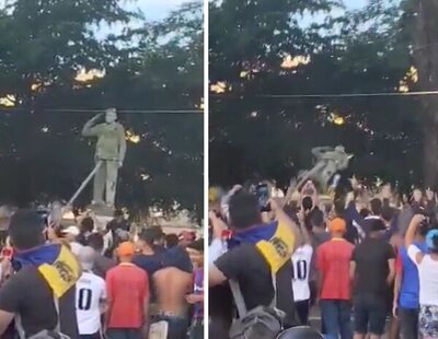 Derriban estatuas de Chávez en protesta por resultados que dieron como vencedor a Maduro