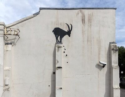 Una cámara sorprende a Banksy mientras crea su nueva obra en Londres