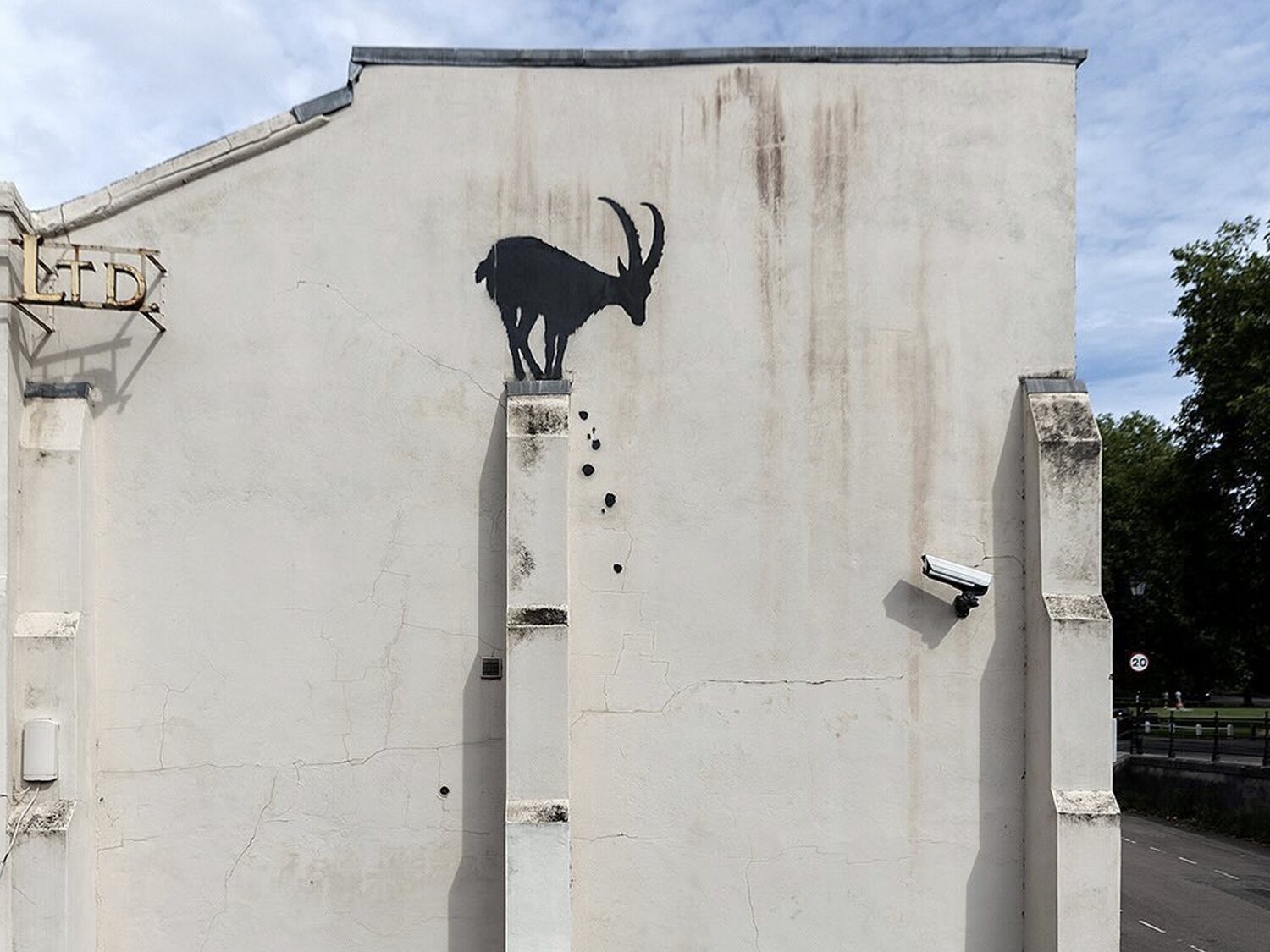 Una cámara sorprende a Banksy mientras crea su nueva obra en Londres