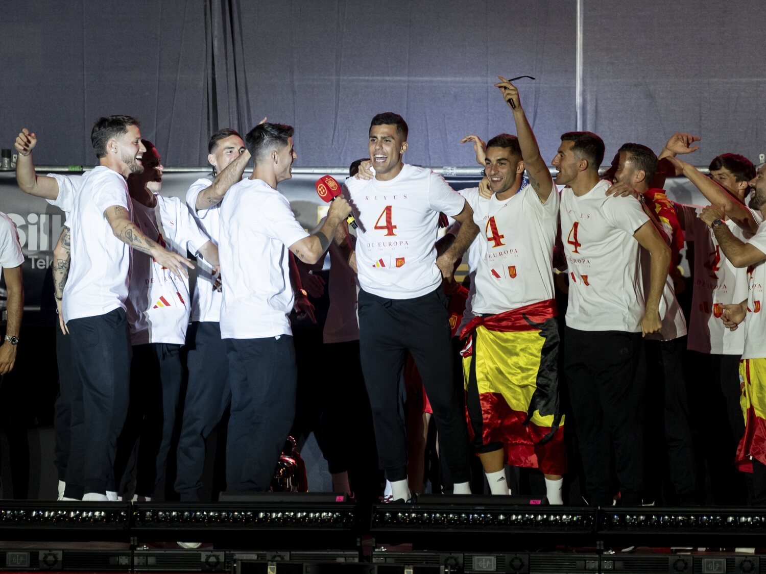 La UEFA sanciona a Rodrigo y Morata por cantar "Gibraltar español" en la fiesta de la Eurocopa