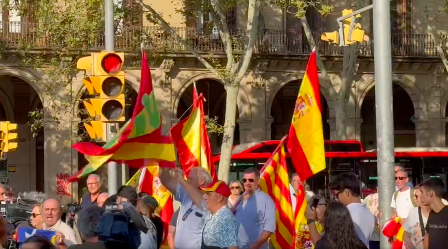 Varias personas con banderas de España se concentran en Barcelona al grito de 'Yo soy español, español', 'Puigdemont a prisión' y 'Fuera ...