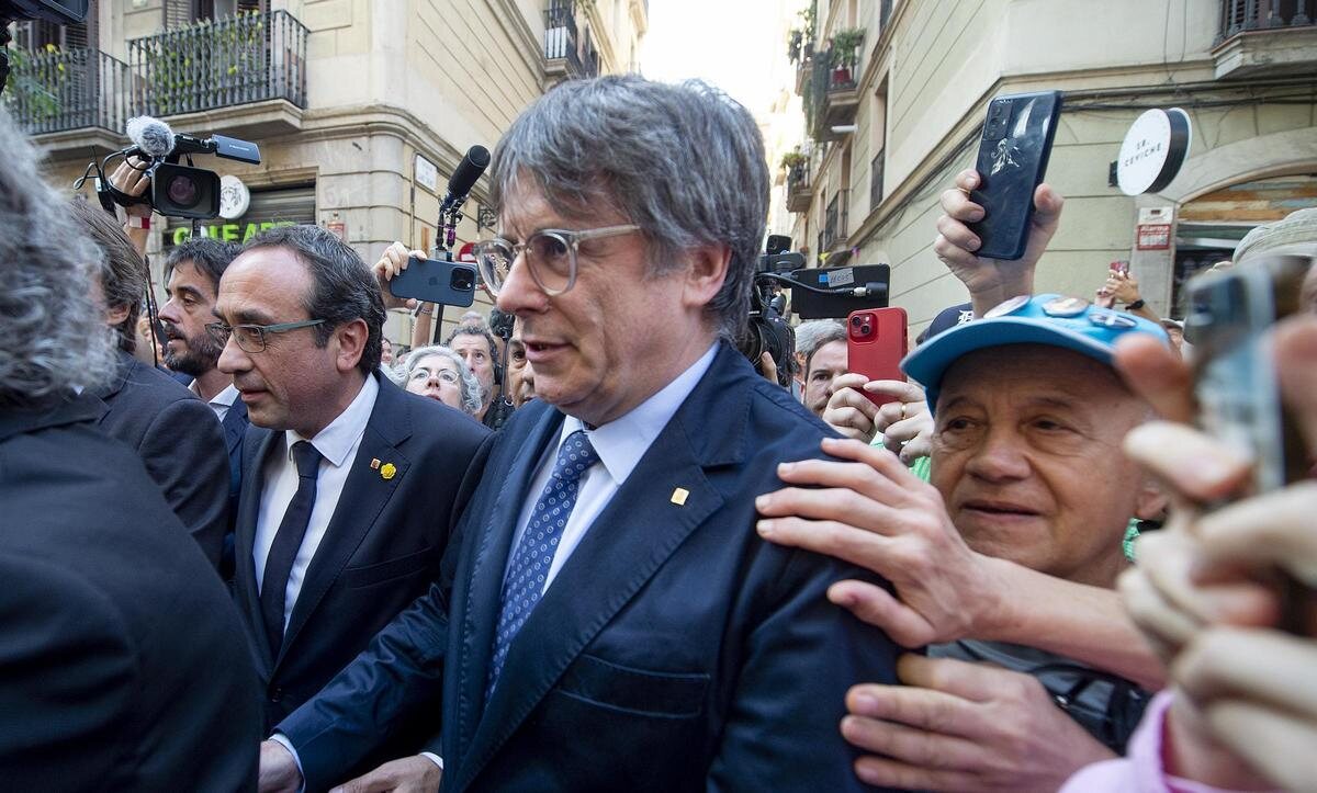 El mosso detenido por la fuga de Puigdemont es un escolta de baja médica. Se abre una investigación interna en los Mossos para localizar posibles ...