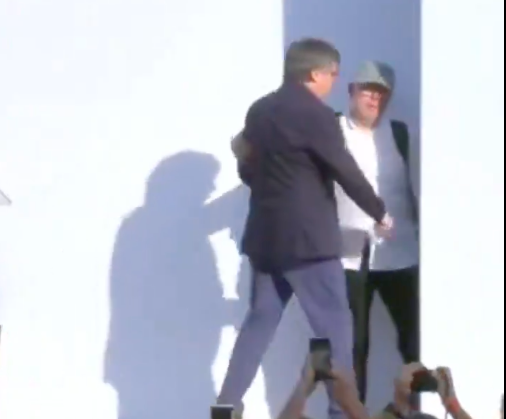 La última imagen de Puigdemont: su abogado Gonzalo Boye, también letrado de Pablo González, le agarra en el escenario y ambos se marchan