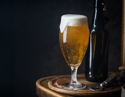 Un experto de Cruzcampo revela cómo tomar una cerveza para disfrutar de todo su sabor