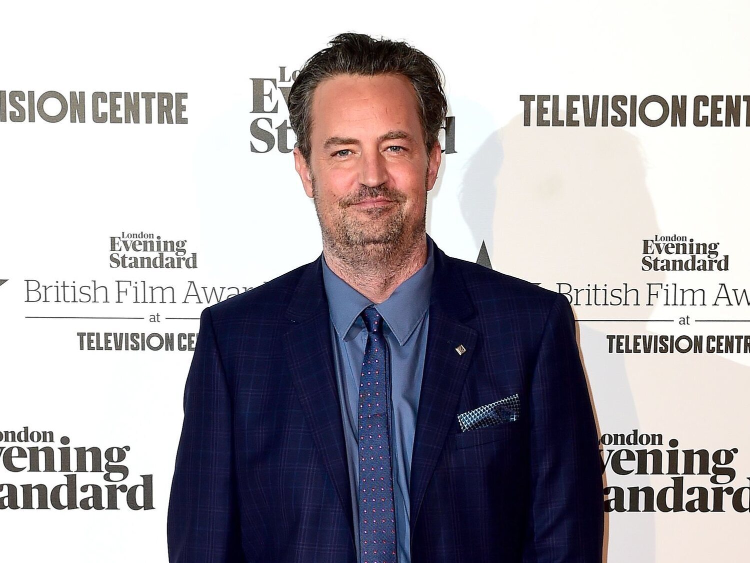 Cinco acusados por la muerte por sobredosis de Matthew Perry, incluido su asistente