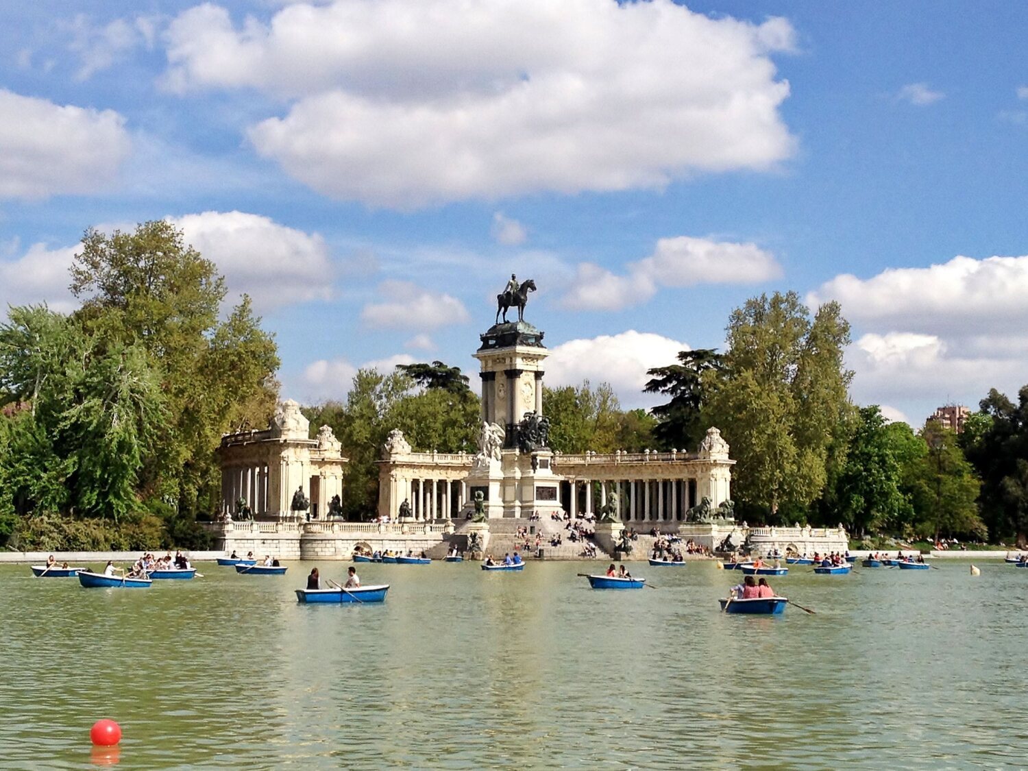 Alerta en Madrid: cierran El Retiro y parques históricos por riesgo de caída de árboles