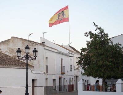 Denuncian una bandera franquista gigante en pleno centro de un pueblo de Cádiz