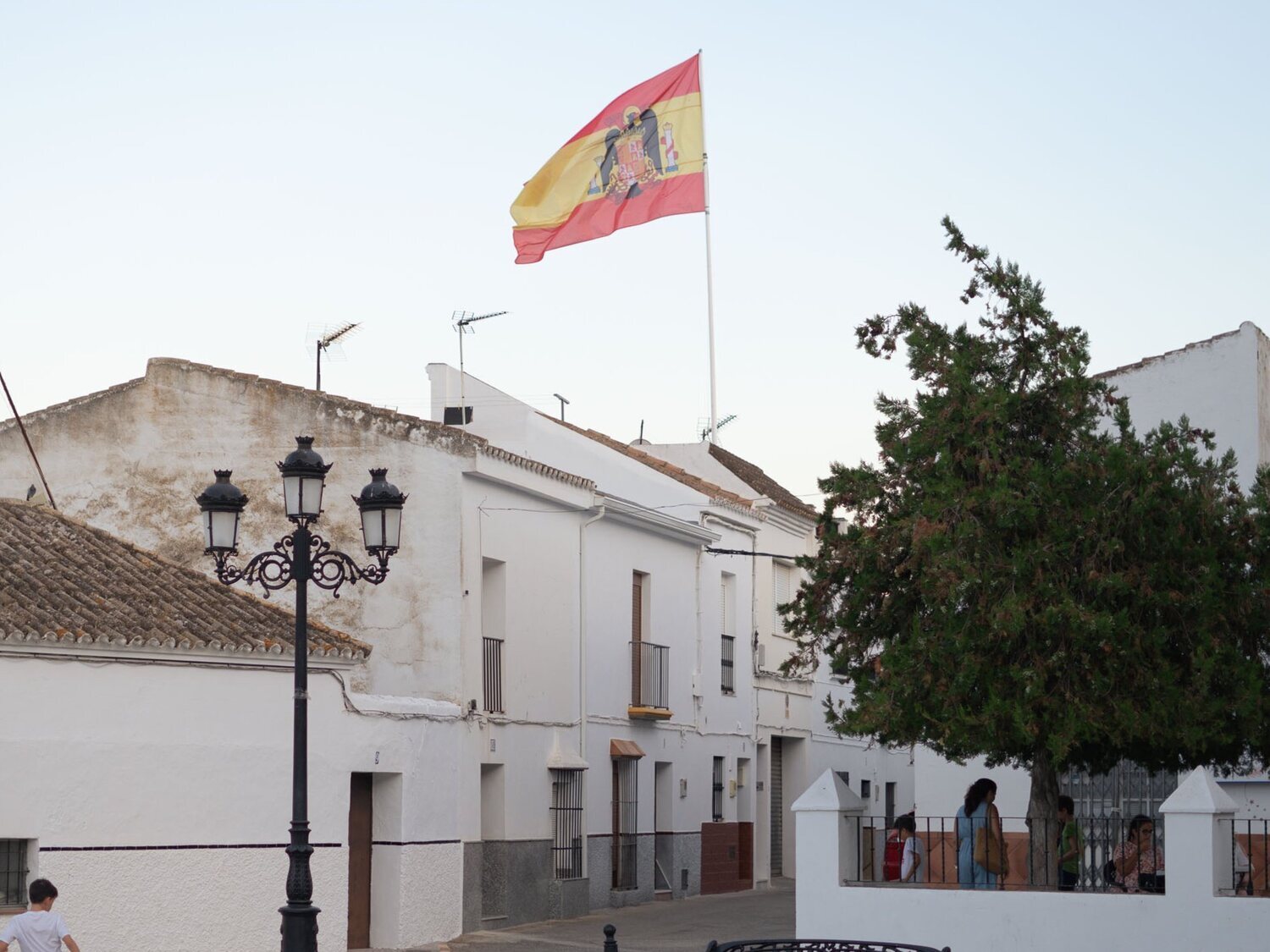 Denuncian una bandera franquista gigante en pleno centro de un pueblo de Cádiz