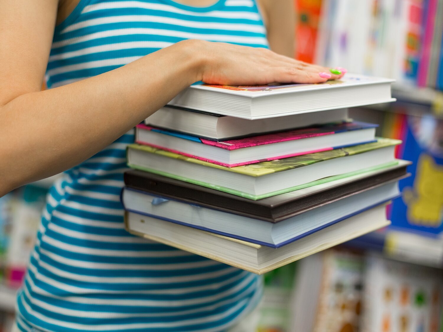 Desvela el dineral de los libros de texto del colegio de su hijo y las redes estallan