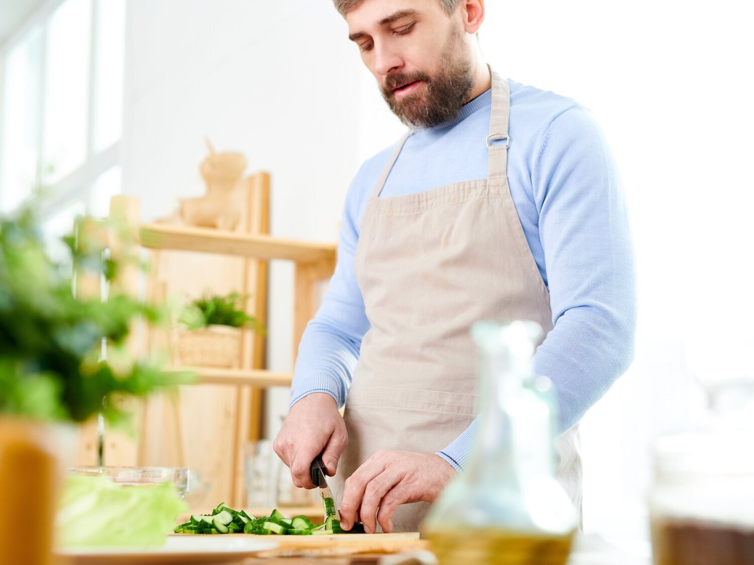 5 motivos por los que cocinamos cada vez menos en casa, según el CIS